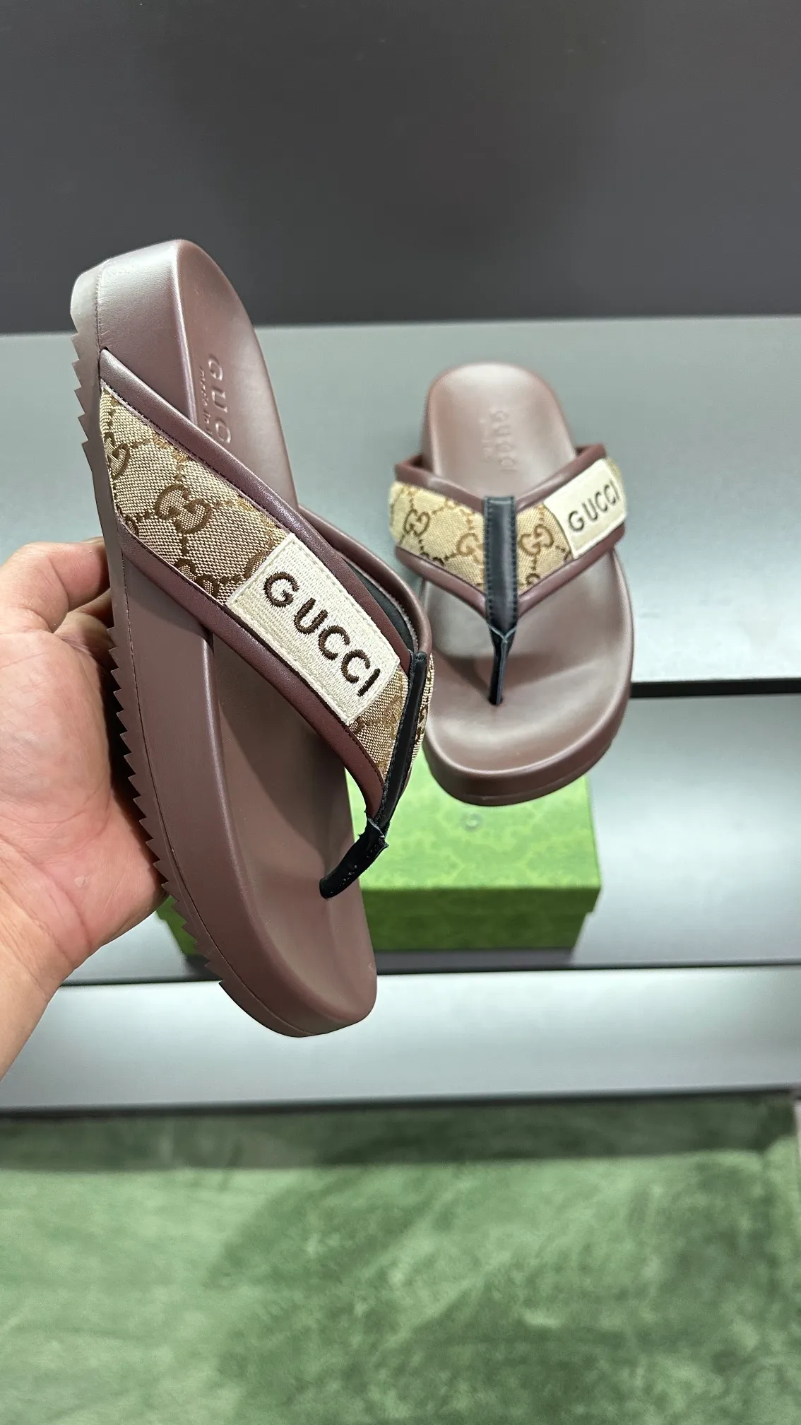 [G Family Couple Style] P: 300💰Female size 36~40 Men's size 39~45, (46. Custom-made Unisex GG slippers This slipper is made of GG polyester fiber and is decorated with a Gucci label on the front, adding a striking logo feel to the style. Beige GG recycled polyester fiber Unisex leather trim "Gucci Made in Italy" embroidered label Rubber sole Flat Made in Italy
